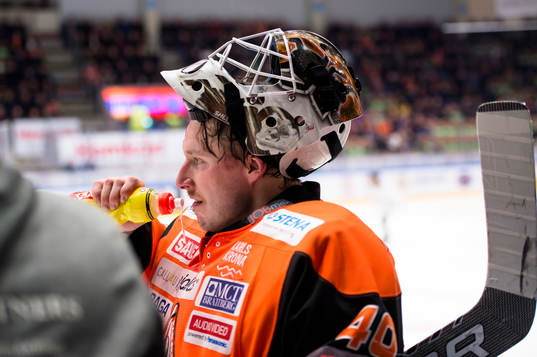 Karlskronas målvakt Johan Holmqvist dricker
