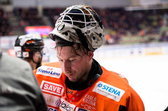 Karlskronas målvakt Johan Holmqvist dricker