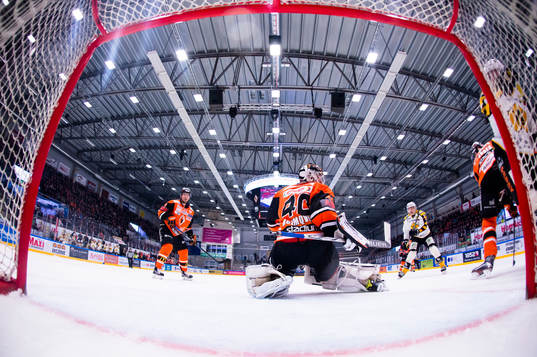 Skellefteås Pär Lindholm  gör 1-0