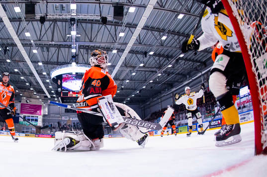 Skellefteås Pär Lindholm  gör 1-0