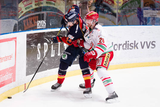 Djurgårdens Lukas Vejdemo och Modos Shaun Heshka i en duell