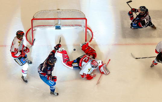 Mål 4-3 av Linköpings Sebastian Karlsson förbi Örebros