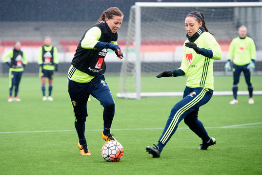 Sveriges Lotta Schelin och Petra Andersson