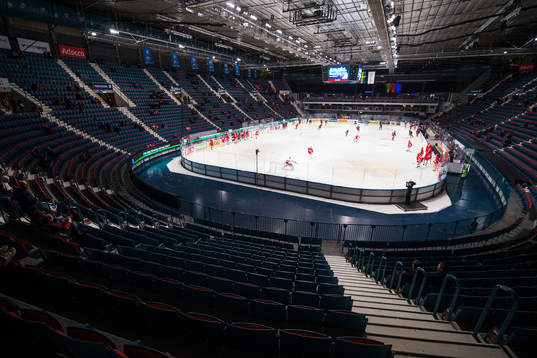 Spelarna värmer upp på Hovet