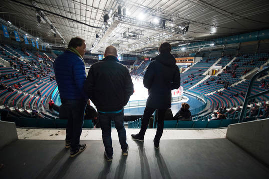 Åskådare följer uppvärmningen på Hovet