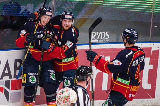 Djurgårdens Linus Hultström (m) jublar med Lukas Vejdemo
