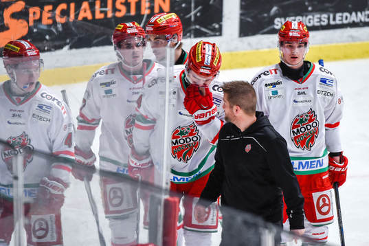 Modos Emil Pettersson får hjälp av isen