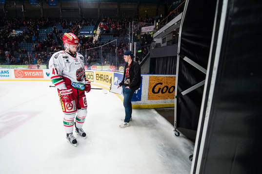 Modos Oscar Hedman deppar när han lämnar isen