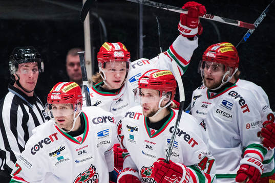 Modos Ludvig Nilsson (längst bak) jublar