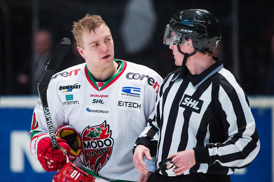 Modos Joel Kwaitkowski pratar med en linjedomare