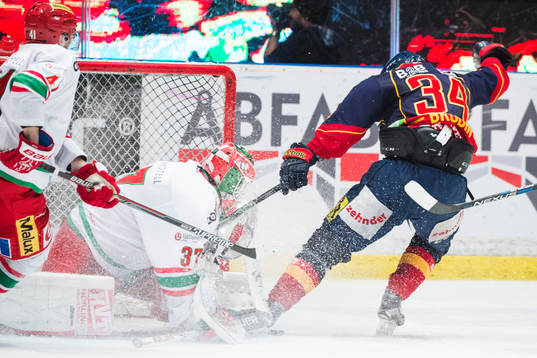Djurgårdens Daniel Brodin fälls framför Modos målvakt