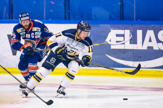 s Simon Önerud jagas av Växjös Liam Reddox