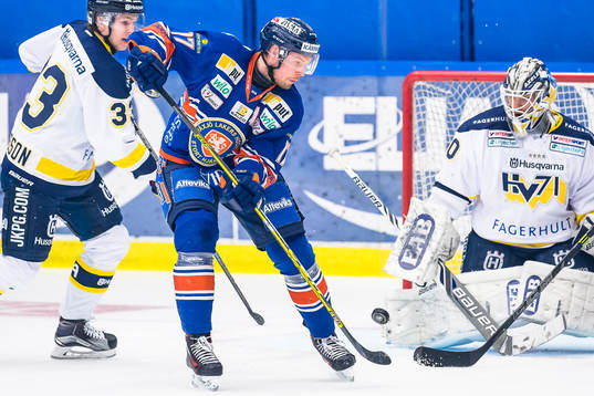 Växjös Alexander Johansson försöker styra pucken