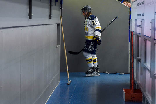 s Mattias Tedenby får matchstraff för sin tackling mot