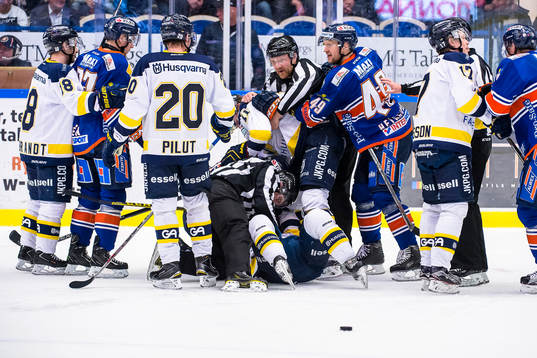 s Mattias Tedenbys tackling på Växjös Liam Reddox