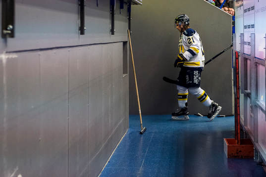 s Mattias Tedenby blir utvisad 5 + game