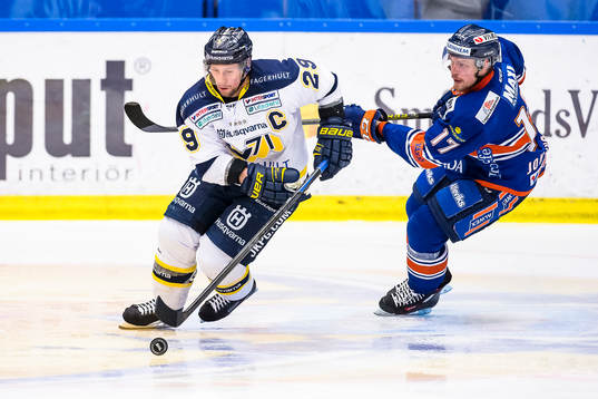 s Chris Abbott jagas Växjös Alexander Johansson