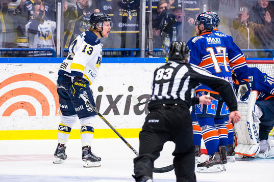 s Emil Johansson jublar mot Växjös spelare