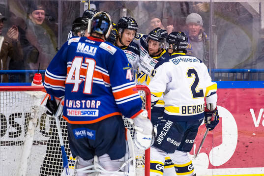 s Oscar Sundh och Chris Abbott jublar