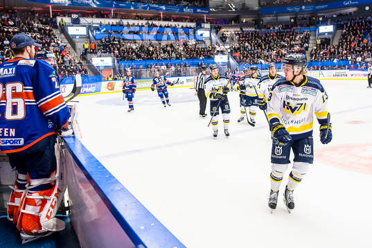 s Oscar Sundh jublar mot Växjös bås