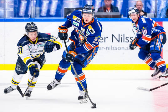 s Emil Johansson jagar Växjös Gustav Rydahl