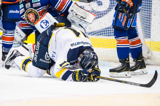 s Simon Önerud blir liggande på isen