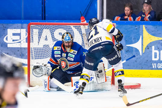 s Mattias Tedenby oroar kring Växjös målvakt Cristopher