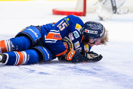 Växjös Liam Reddox faller till isen