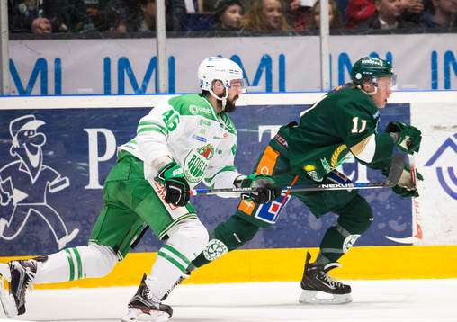 Rögles Kevin Marshall  jagar Färjestads Joakim Nygård