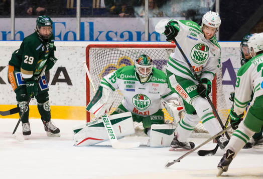 Färjestads Oskar Steen och Rögles målvakt Oscar Dansk