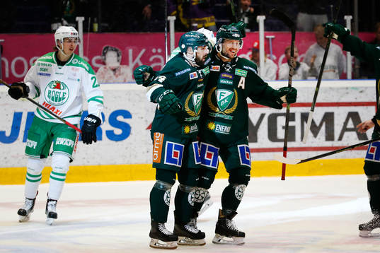 Färjestads Milan Gulas gör 2-1 och jublar