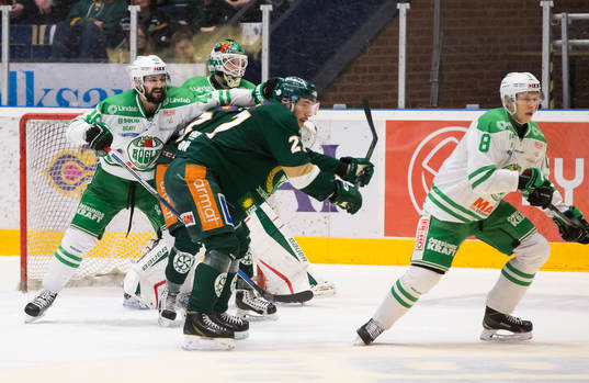 Rögles Kevin Marshall håller undan Färjestads John