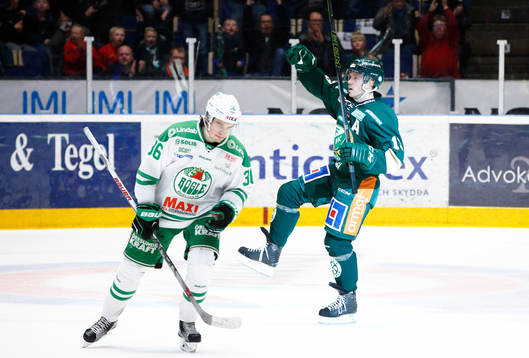 Färjestads Linus Persson jublar tvid mål 4-3 i