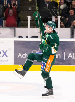 Färjestads Linus Persson jublar vid mål 4-3 i