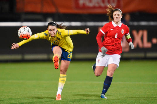 Sveriges Sofia Jakobsson och Norges Maren Mjelde