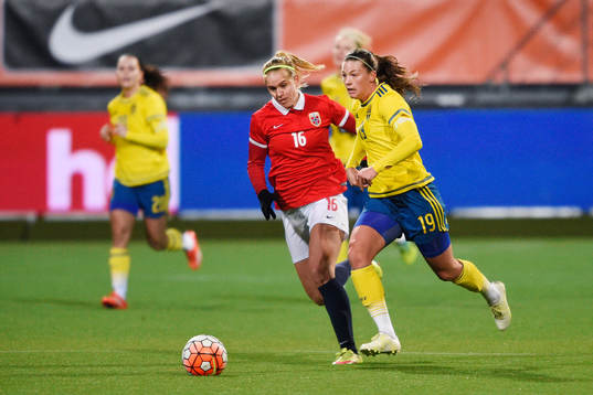 Norges Elise Thorsnes och Sveriges Pauline Hammarlund