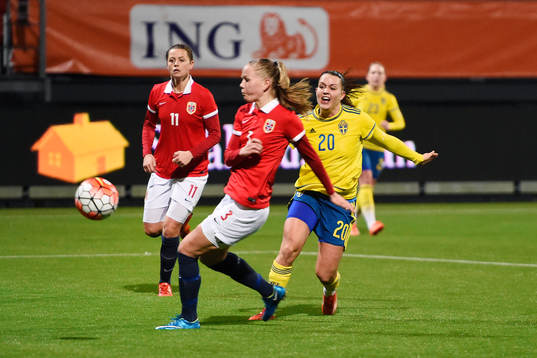 Sveriges Emilia Appelqvist med ett skott mot mål