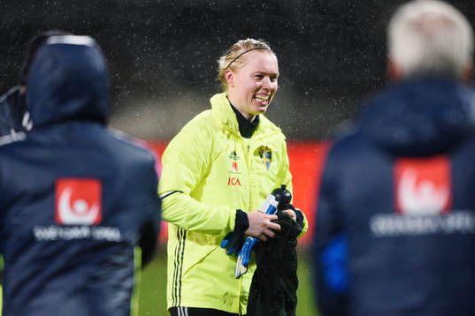 Sveriges målvakt Hedvig Lindahl jublar