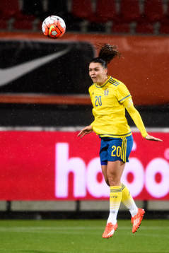 Sveriges Emilia Appelqvist nickar bollen