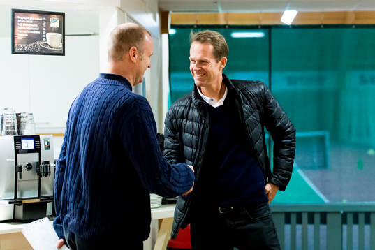 Stefan Edberg hälsar på Magnus Gustafsson