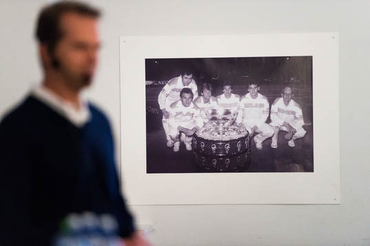 Stefan Edberg framför en bild föreställande Davis