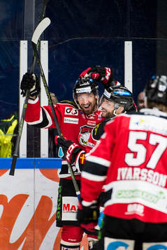 Malmö Redhawks Andreas Thuresson jublar ihop med Joey