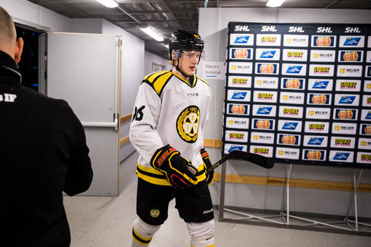 Brynäs Oskar Lindblom deppar när han lämnar isen i