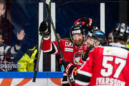 Malmö Redhawks Andreas Thuresson jublar ihop med Joey
