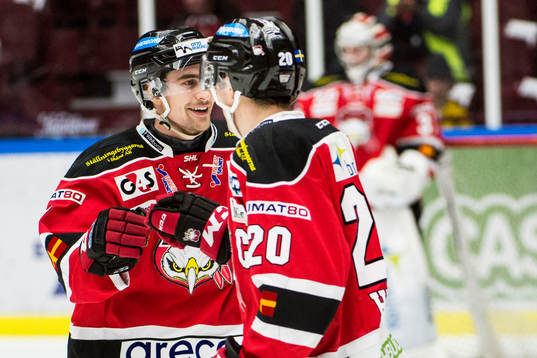 Malmö Redhawks Nils Andersson ihop med Henrik Hetta jublar