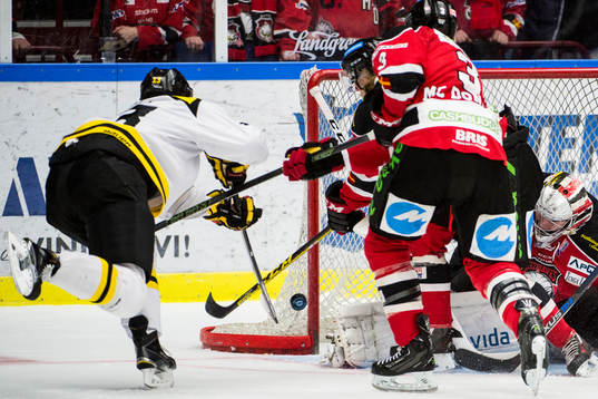 Brynäs Sondre Olden gör 4-2 bakom Malmö Redhawks