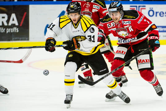 Brynäs Daniel Mannberg och Malmö Redhawks Nils Andersson
