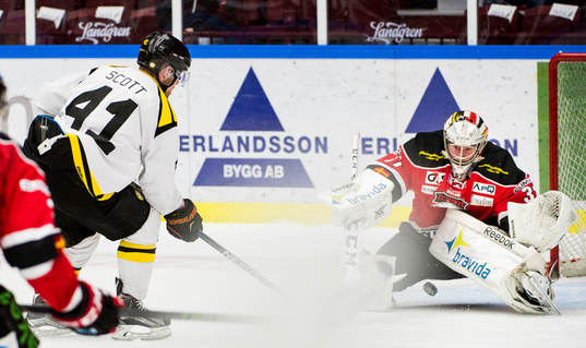 Malmö Redhawks målvakt Jonas Gunnarsson räddar skott