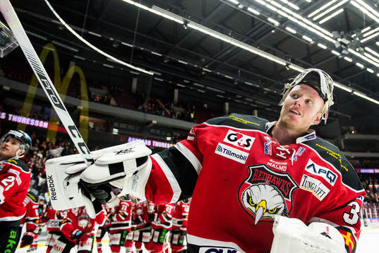 Malmö Redhawks målvakt Jonas Gunnarsson jublar