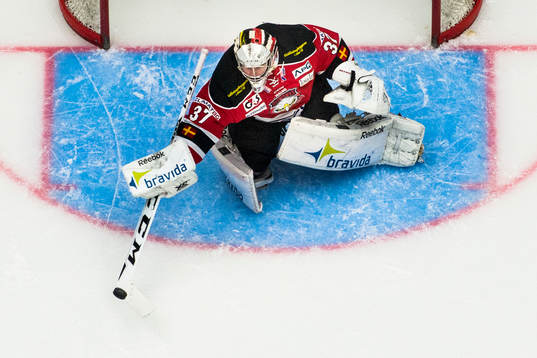 Malmö Redhawks målvakt Jonas Gunnarsson gör en räddning